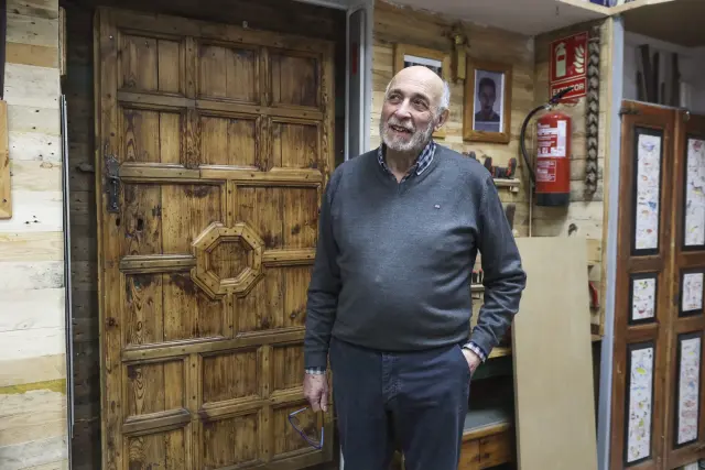 Fernando Llorens en una carpintería que ha pasado de generación en generación.