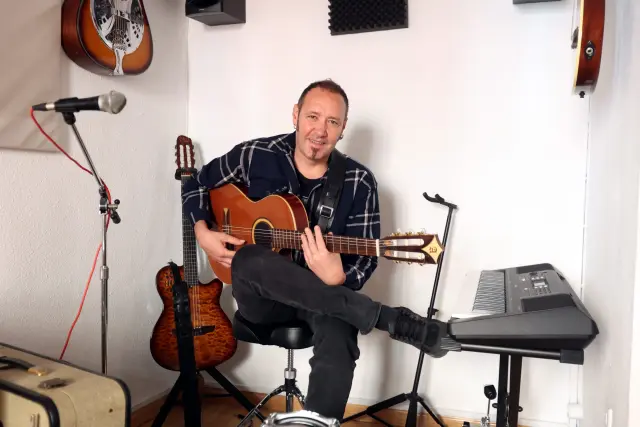 Tritón Jiménez, guitarra en mano, en su estudio.