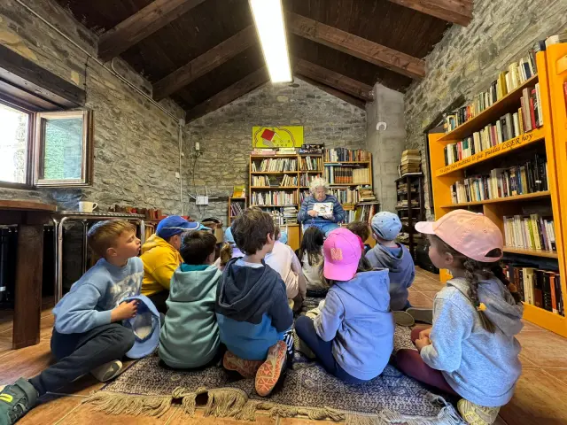 Merche Caballud lee un cuento a los pequeños en la biblioteca de Borrastre.