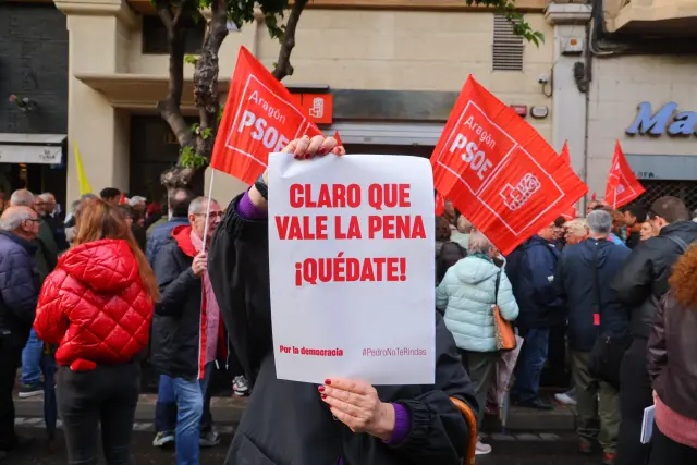 Afiliados y simpatizantes socialistas, en la sede del PSOE Aragón en Zaragoza.