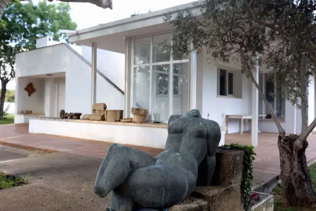 Lateral de la vivienda del artista; ‘Desnudo’ de García Donaire.