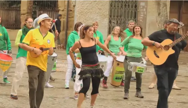 Zaragoza y Viki Lafuente en el videoclip 'Amazonas y Guadiana'.