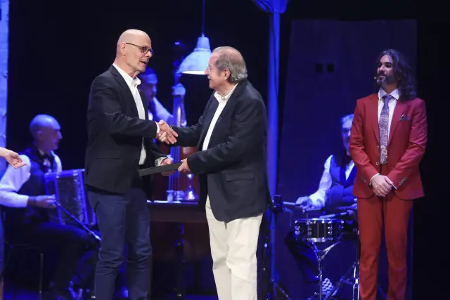 Eric Roux recibió el Premio Pepe Escriche de manos de Luis Artero.
