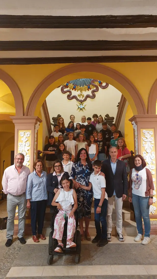Foto de familia de los consejeros junto a los representantes municipales y Javier Zaragoza.
