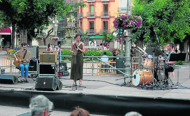 Eva Fernández actuó en la plaza de Navarra en formato trío.