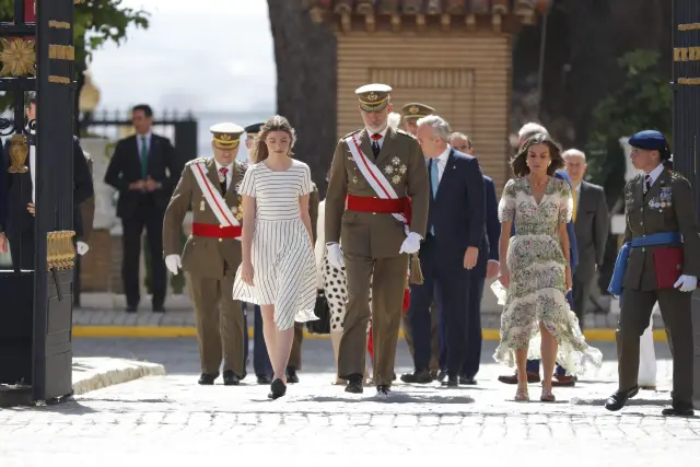 Los reyes, Felipe y Letizia, y la infanta Sofía a su llegada a la ceremonia en la que la princesa de Asturias, Leonor de Borbón, recibe de manos del monarca su despacho de alférez tras un año en Zaragoza, este miércoles.