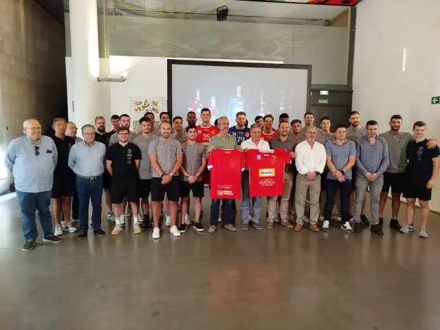 La plantilla y las autoridades posan con las camisetas.