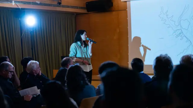 La arquitecta oscense Alba Tierz, presentando un proyecto.