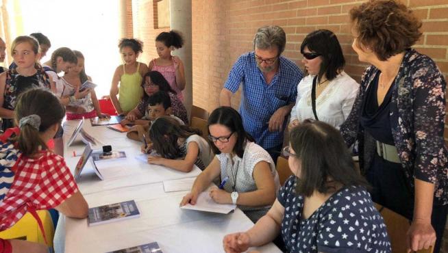 Down Huesca presenta "Poesía y diversidad", su libro más coral