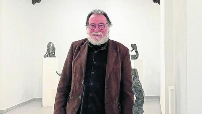 Francisco Gracia, en la sala de arte granadina, con la exposición ya montada.