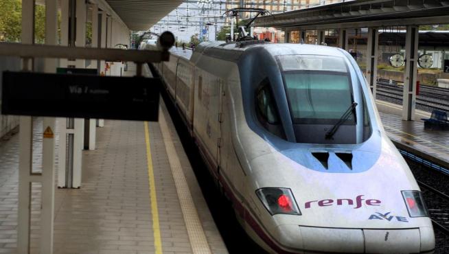 Tren AVE en la estación intermodal de Huesca. PABLO SEGURA PARDINA - 21 - 10 - 18 [[[DDA FOTOGRAFOS]]]