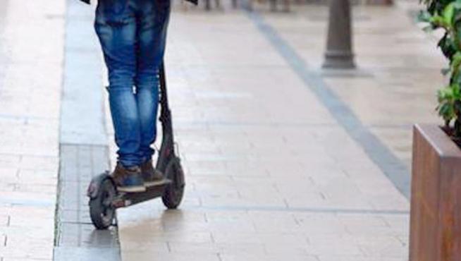 Foto de archivo de un patinete eléctrico en la calle Duquesa de Villahermosa