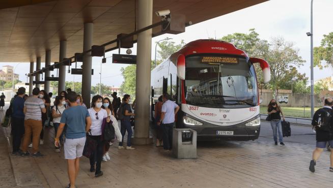 Intercambio de pasajeros en un autobús de la línea Zaragoza-Huesca, en la estación oscense.