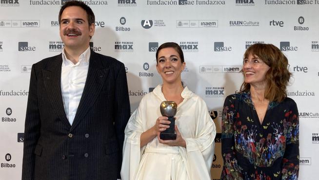 Carmen Barrantes (centro) ha recogido el premio junto con sus compañeros de Nueve de Nueve Teatro.