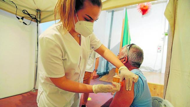 La campaña de vacunación contra la covid se combina actualmente con la de la gripe.