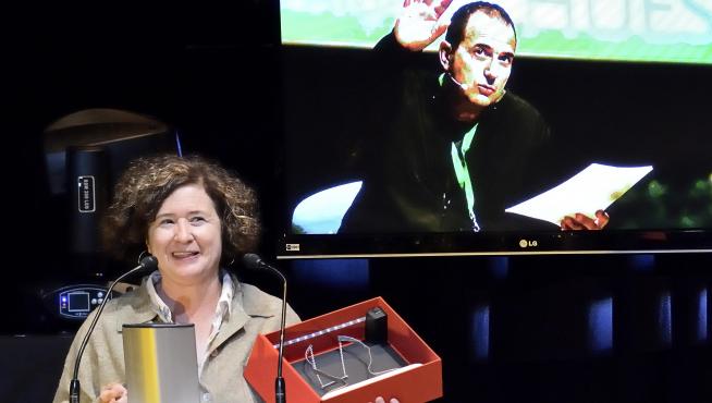 Begoña Puértolas recoge el premio Marcelino a la Trayectoria otorgado a Javier Brun a título póstumo