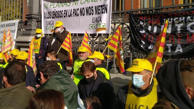 Manifestantes el miércoles a las puertas del Ministerio de Agricultura en Madrid.