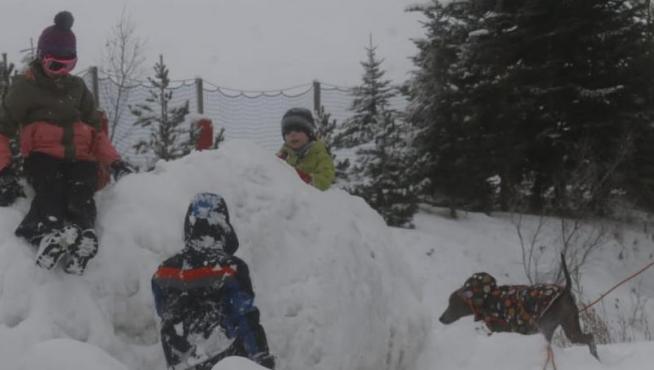 Unos niños disfrutan de la nieve en Formigal