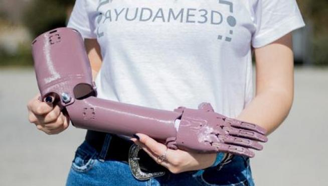 Imagen de una prótesis de brazo desarrollada por Ayúdame 3D