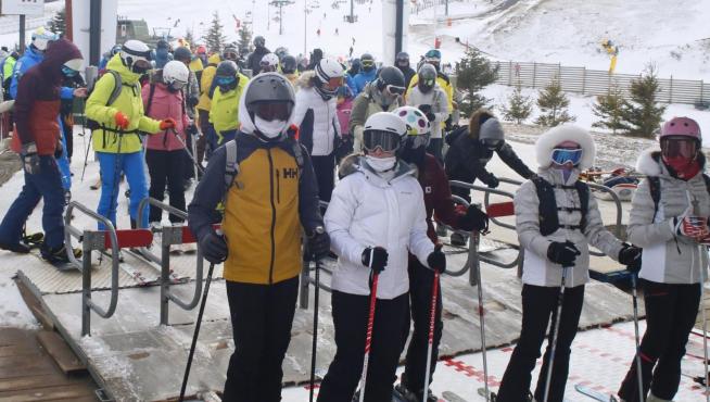 Afluencia de esquiadores durante este sábado en las estaciones de esquí de la provinci
