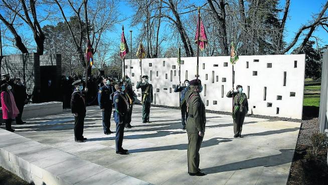 Militares junto al monolito en recuerdo de los militares fallecidos en el Yak-42.