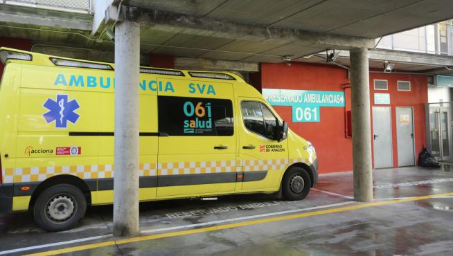 Una ambulancia del 061, en su base en el Centro de Salud Pirineos de Huesca ciudad.