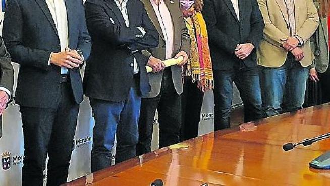 El consejero José Luis Soro junto al resto de autoridades, en la presentación de la variante de Monzón.