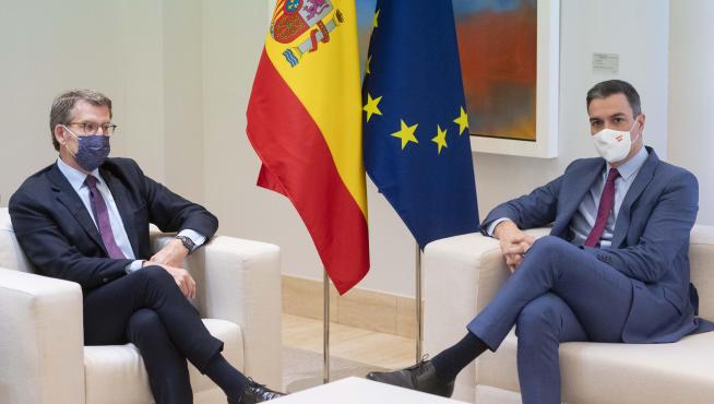 El encuentro entre el presidente del Gobierno, Pedro Sánchez y el líder del PP, Alberto Núñez Feijóo, se ha prolongado tres horas.