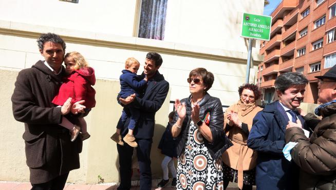 Los hijos de Antonio Angulo, con dos de sus nietos, y Pilar, su viuda, aplauden tras descubrirse la placa.