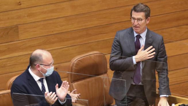 El líder del PP, Albergo Núñez-Feijóo (derecha), este martes en el Parlamento Gallego.