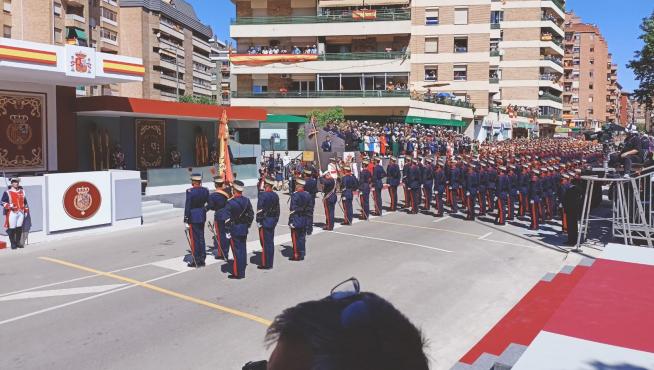 Comienza el desfile militar en Huesca.