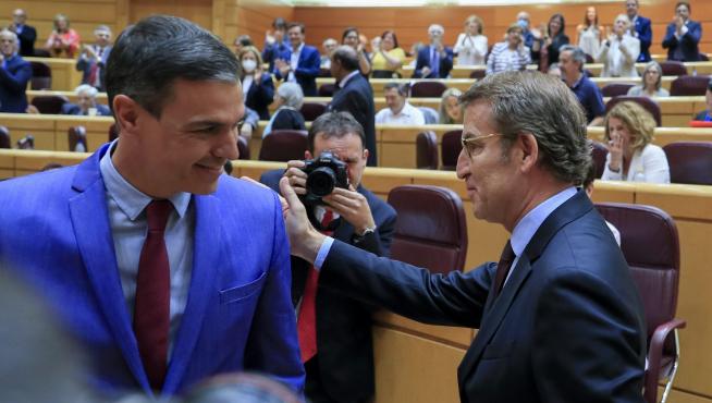 Sánchez y Feijóo este martes durante su primer encuentro en el Senado.