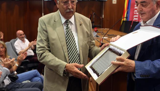 Lalanne, junto a Manuel Rodríguez Chesa, presidente de la entidad, durante la entrega de la placa.