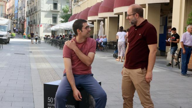 Martín Gutiérrez y Rubén Moreno conversando en los Porches de Galicia.