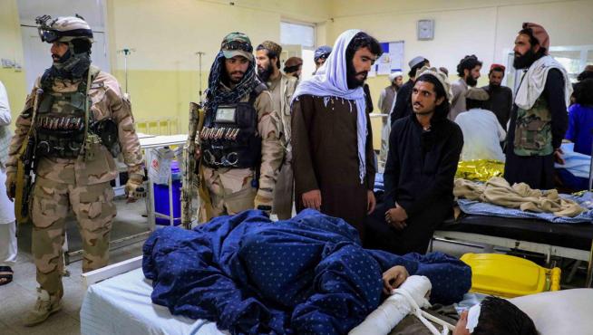 Heridos en el terremoto recibían el miércoles asistencia en un hospital de Paktika.