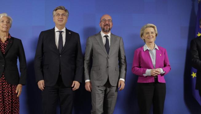 El primer ministro de Croacia junto a diversos representantes de la Comisión Europea y del Banco Central Europeo.