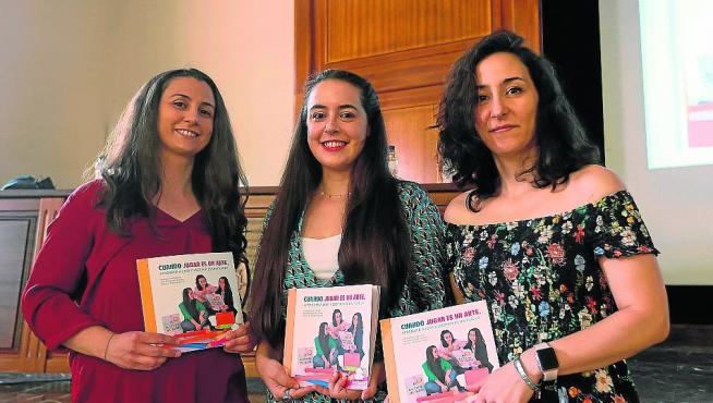 Marta Martínez y Ana María y Vanesa Gros con el libro.