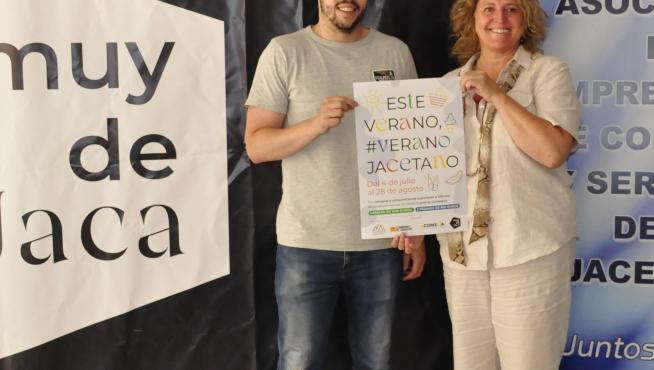 Alejandro Carbonell y Marian Bandrés muestran el cartel de la campaña de verano de Acomseja.
