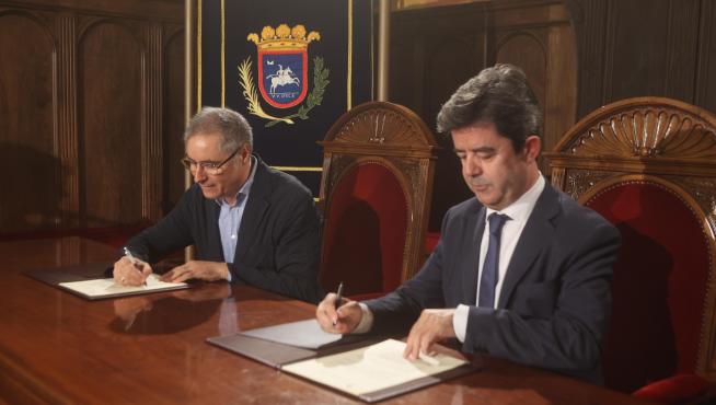 Carmelo Bosque, presidente de la Asociación Provincial de Hostelería y Turismo de Huesca, y Luis Felipe, alcalde de Huesca, en el momento de la firma.