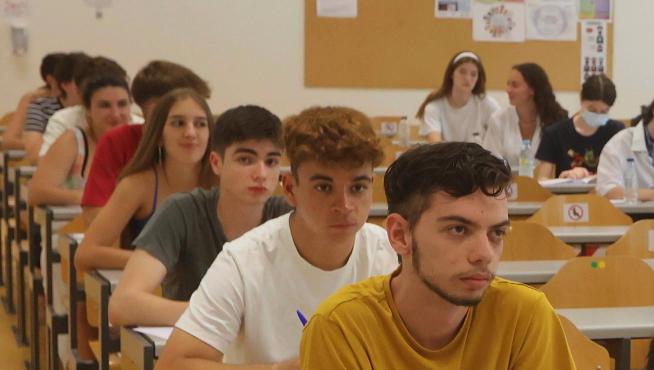 Alumnado durante los exámenes de la tarde en la Escuela Polítécnica de Huesca.