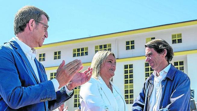 El presidente del PP, Alberto Núñez Feijóo, Marimar Blanco y el expresidente José María Aznar, ayer en Ermua.