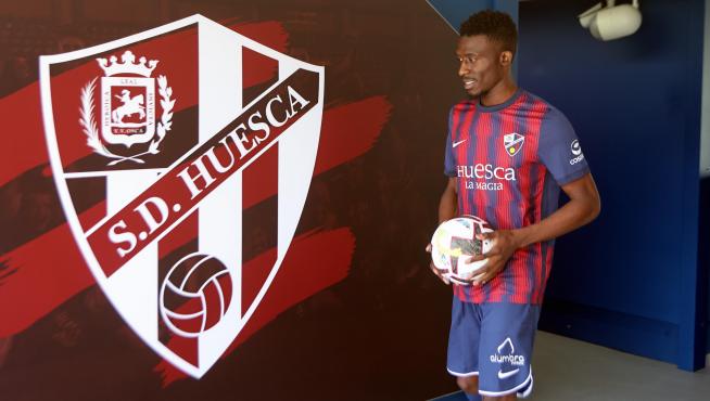 Aboubakary Kanté posa junto al escudo de la SD Huesca.