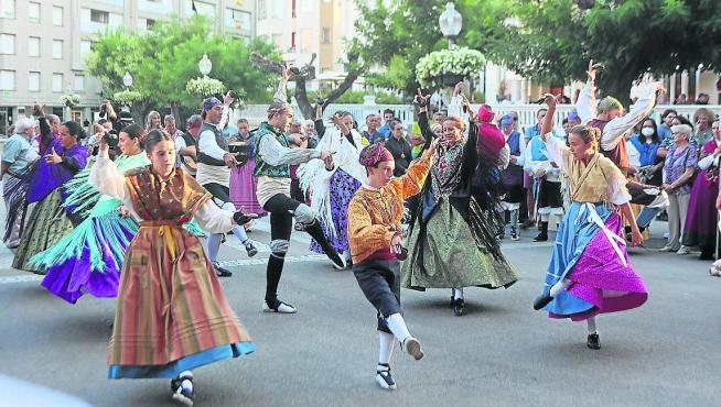Un momento de la actuación de Estirpe de Aragonia en la plaza de Navarra, la tarde de este sábado.