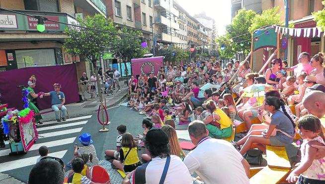 Teatro sobre ruedas con la compañía de Patri Coronas, ayer por la tarde en la calle Serrablo.