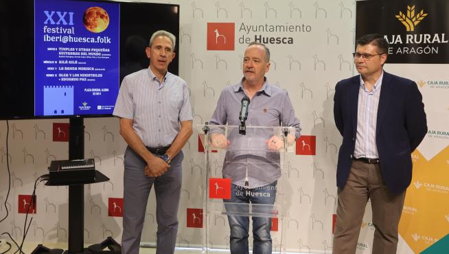 De izquierda a derecha, Salvador Cored, Ramón Lasaosa y Alejandro Lanuza, director de Caja Rural en Huesca