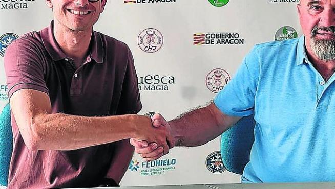 Sergio Pascual y Antonio Beltrán sellan con un apretón de manos el acuerdo.