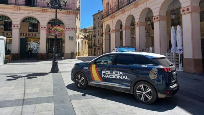 Un coche de la Policía Nacional en la plaza de López Allué de Huesca.