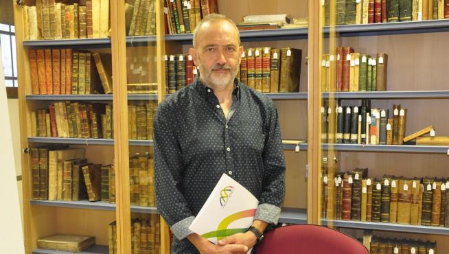 El concejal de Cultura, Javier Acín, en la Biblioteca Municipal de Jaca, presentando la Feria del Libro.