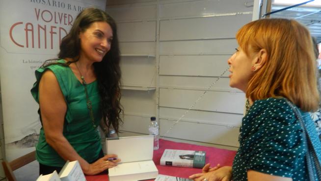 Rosario Raro conversa con una lectora en una de las casetas de la Feria del Libro de Jaca.