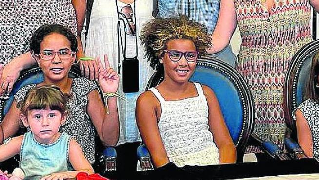 Las dos niñas saharauis junto al alcalde, la concejala de Participación y las familias de acogida.